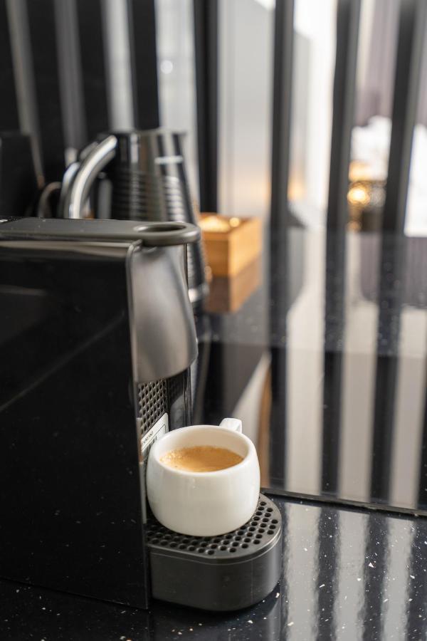Dema Luxury Suites - Perikleous E8 アテネ エクステリア 写真